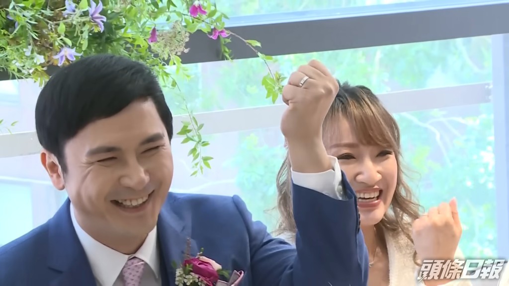 兩人交換戒指，李泳豪全程笑到合唔埋口。